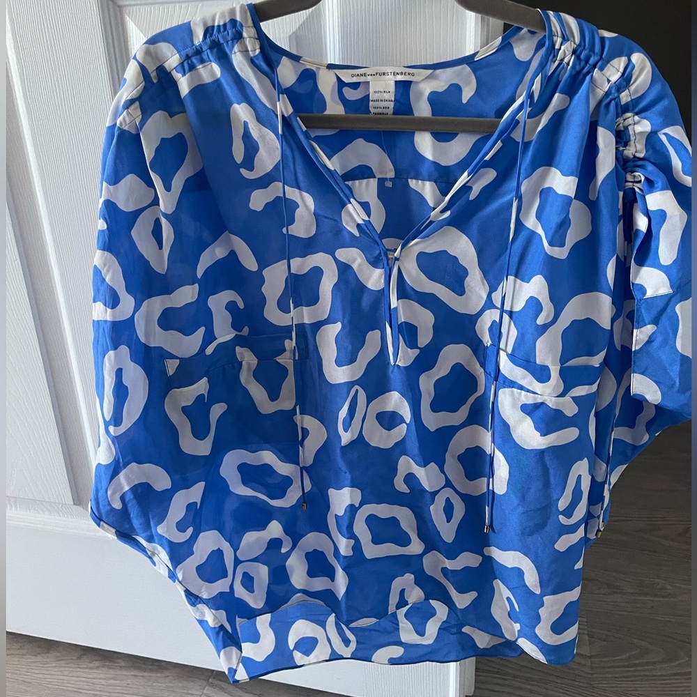 DVF Cascadia Blue & White Leopard Silk Blouse size 2